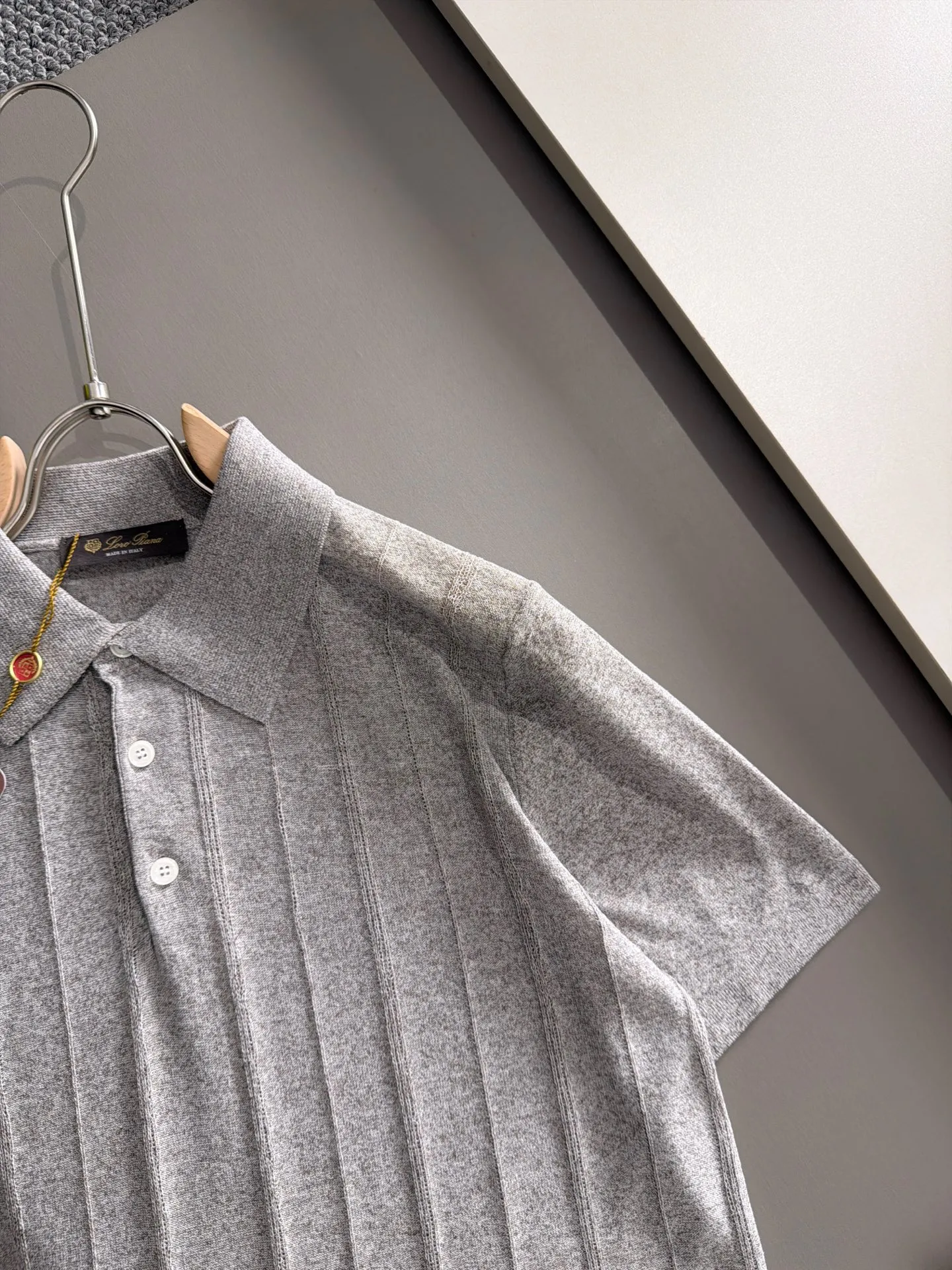 LP high quality Loro Piana 26ss New Arrival men's short-sleeved knitted T-shirt. Made of combed cotton yarn knitted cotton fabric, no pressure when entering and exiting the counter. Exclusive control of raw materials. It feels substantial when weighed, and the upper body is more textured than ordinary T-shirts. This texture can handle the weather easily and is suitable for both hot and cold! Loose fit design, looks noble. The only correct version is available Size: M to 4XL